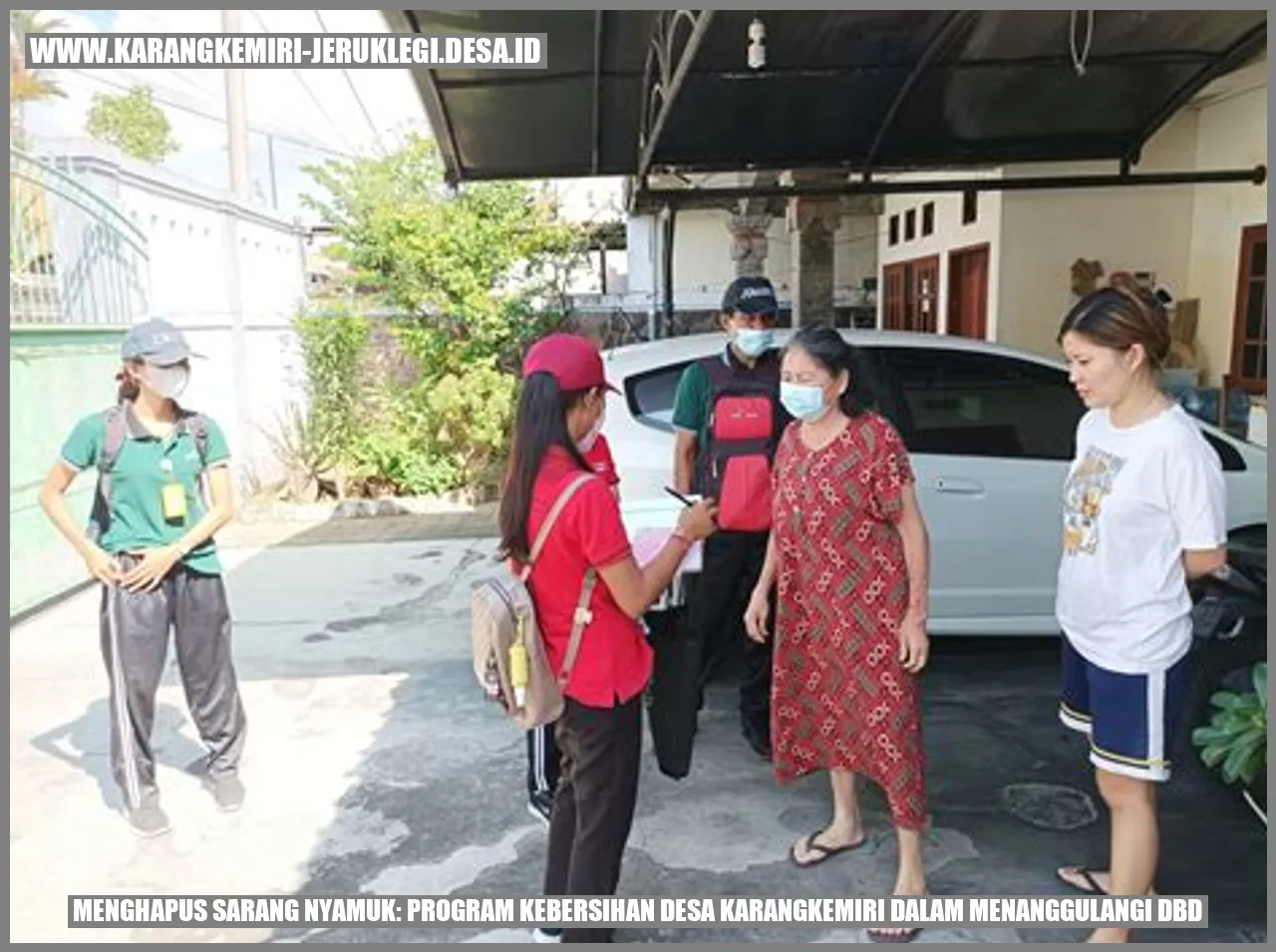 Pembersihan sarang nyamuk Desa Karangkemiri